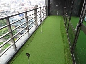 artificial golf turf and fringe installation on balcony deck